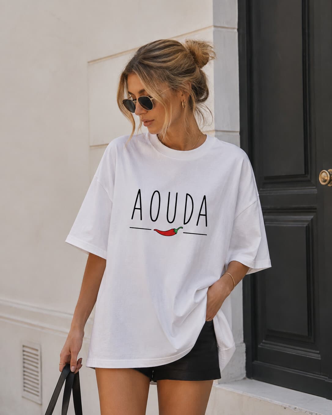 Femme portant le t-shirt oversize AOUDA blanc, wordmark et piment brodés